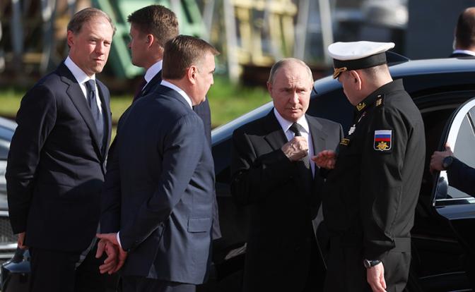 На фото: первый вице-премьер РФ Денис Мантуров, помощник президента РФ Алексей Дюмин, президент РФ Владимир Путин (слева направо) во время поездки в Архангельскую область.