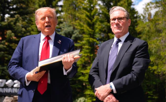 На фото: президент США Дональд Трамп и премьер-министр Великобритании Кир Стармер (слева направо).