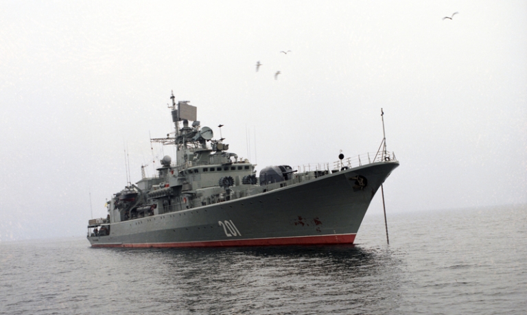 На фото: первый сторожевой корабль военно-морских сил Украины "Гетман Петро Сагайдачный" во время прохождения испытаний, 1993 год.