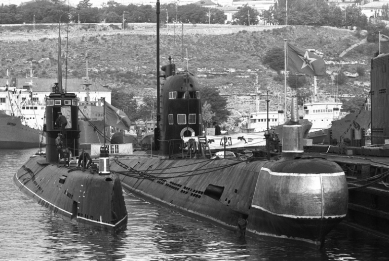 На фото: подводные лодки на базе в Севастополе, 1983 год.