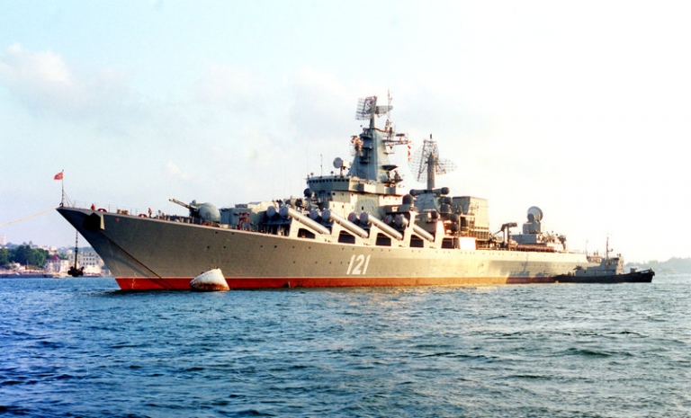 На фото: гвардейский ракетный крейсер "Москва", Севастополь, 1999 год.