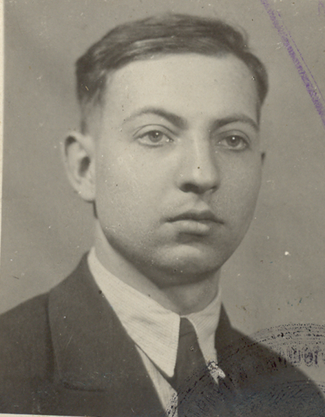 На фото: разведчик-радист Олег Туторский отправился в Нью-Йорк, чтобы наладить связь с американским континентом