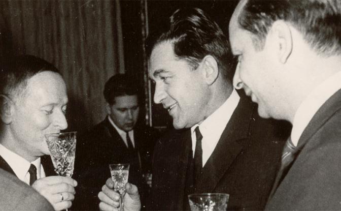 На фото: разведчик-радист Е.Пронский (второй справа) поддерживал спецрадиосвязь Гаваны с Москвой во время Карибского кризиса.