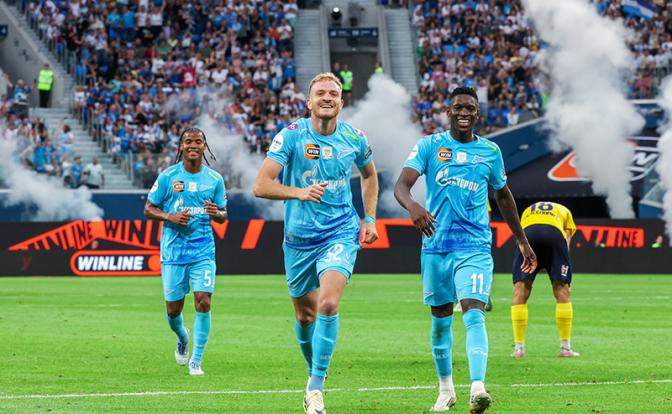 На фото: Вильмар Барриос, Лусиано и Луис Энрике ("Зенит") во время матча