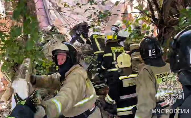 На фото: сотрудники экстренных служб во время ликвидации завала у обрушившегося пятиэтажного жилого дома в Астрахани