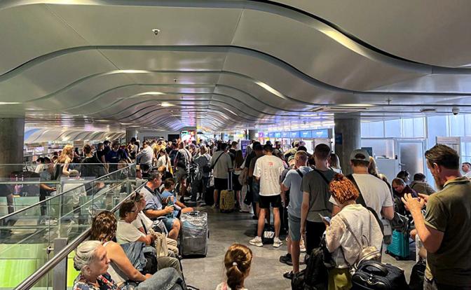 На фото: скопление ассажиров в аэропорту Пулково из-за сбоя  в работе информационных систем авиакомпании "Аэрофлот"