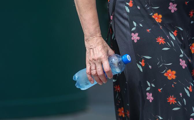 Врач призвал отказаться от питья из пластиковых бутылок