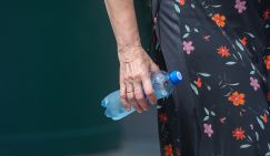 Врач призвал отказаться от питья из пластиковых бутылок