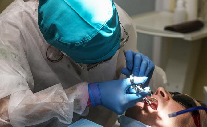 Стоматолог рассказал об опасности запущенного кариеса