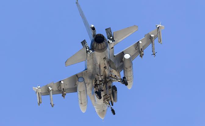 Охота на F-16: Киев решил прятать своих «Боевых соколов» от наших «Кинжалов» по придорожным кустам