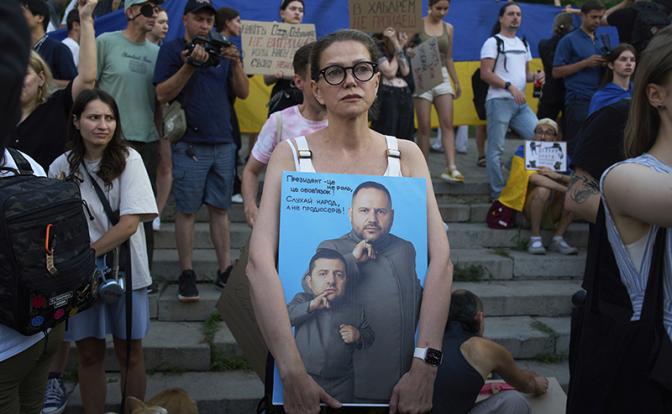 На фото: акция протеста в Киеве против закона о регулировании деятельности антикоррупционных учреждений