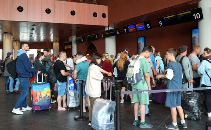 На фото: пассажиры у стоек регистрации в новом терминале Международного аэропорта Петропавловск-Камчатский (Елизово) имени Витуса Беринга.