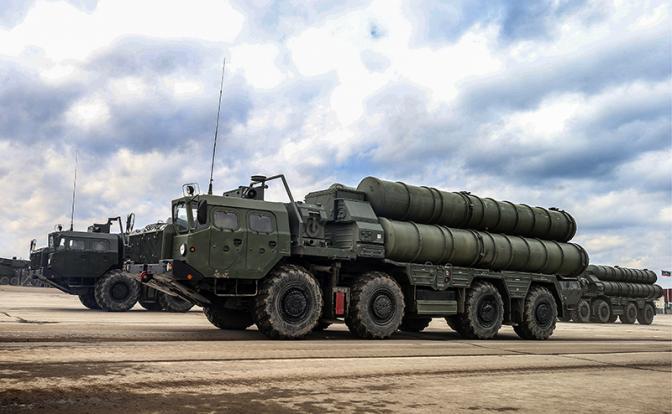 На фото: пусковая установка зенитных ракет комплекса С-400