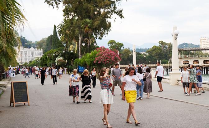 На фото: Сухум. Отдыхающие на набережной Махаджиров.