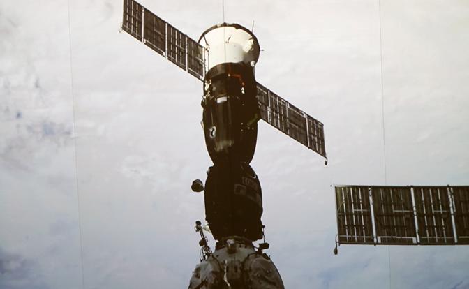 На фото: трансляция стыковки корабля "Союз МС-27" с МКС