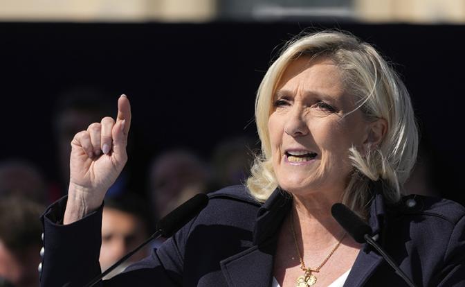 На фото: руководитель парламентской фракции французской партии «Национальное объединение» Марин Ле Пен