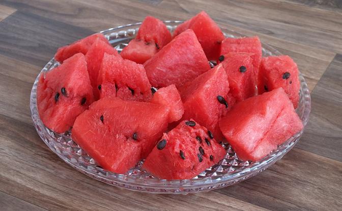 Врач объяснил, почему нельзя есть арбуз на ночь