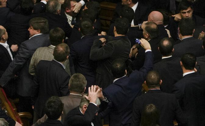 Рада «взорвалась»: В парламенте Украины подрались депутаты «Слуги народа»