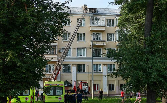 На фото: ликвидация пожара в жилом доме в Балашихе