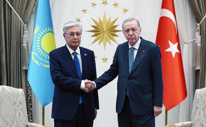 На фото: президент Турции Реджеп Тайип Эрдоган и президент Казахстана Касым-Жомарт Токаев в Анкаре