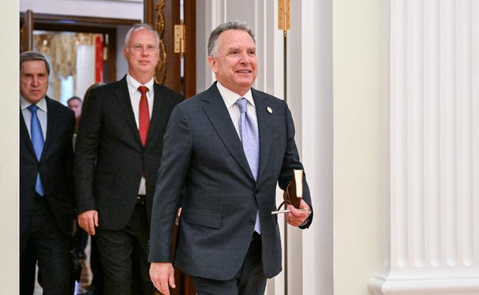 На фото: специальный посланник президента США Стивен Уиткофф во время встречи с президентом РФ Владимиром Путиным. Архивное фото.