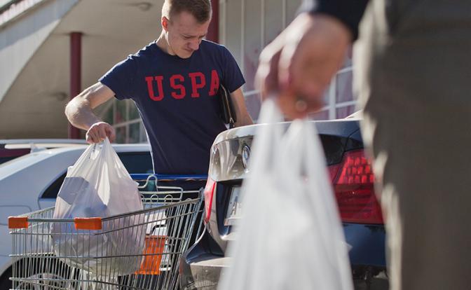 В Союзе потребителей возмутились ценами на пакеты в магазинах