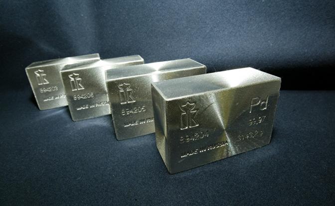 На фото: слитки палладия