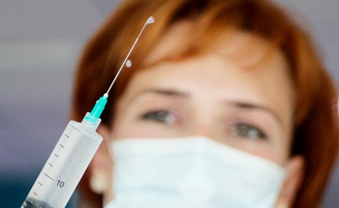 Гинцбург назвал срок начала лечения вакциной от рака