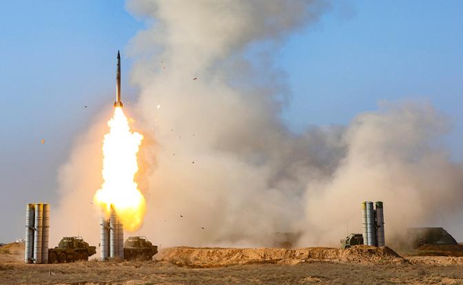 На фото: боевые расчеты зенитной ракетной системы (ЗРС) С-400 "Триумф".