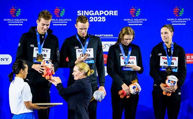 Наи фото: пловцы Мирон Лифинцев, Кирилл Пригода, Дарья Клепикова и Дарья Трофимова сборной России (золото) на церемонии награждения. Эстафета 4х100 м. Сингапур.