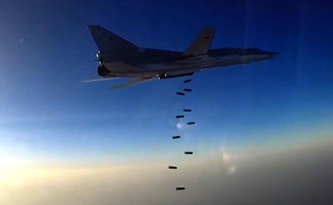 На фото: дальний бомбардировщик Военно-космических сил РФ Ту-22м3 после нанесения удара.
