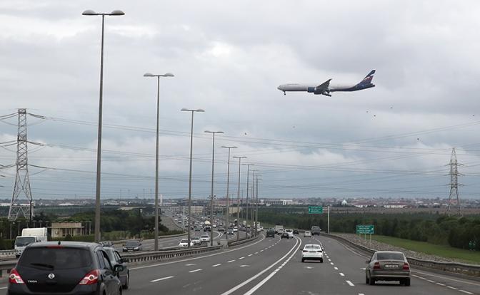 На фото: трасса в международный аэропорт Гейдар Алиев, Азербайджан.