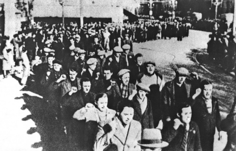 На фото: колонны добровольцев, прибывших из разных стран для вступления в интернациональные бригады сторонников Народного фронта, воевавших против главы военных мятежнников Франсиско Франко во время гражданской войны в стране.