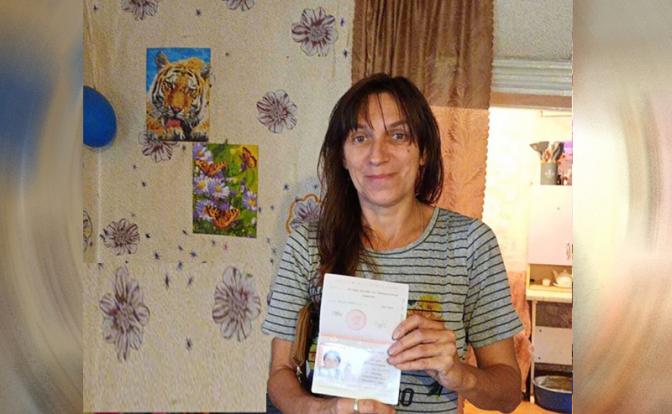 На фото: Оксана Фарафонова с паспортом РФ.