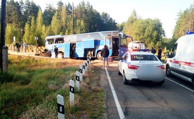 Автобус с туристами столкнулся с поездом в Ленобласти, есть жертвы