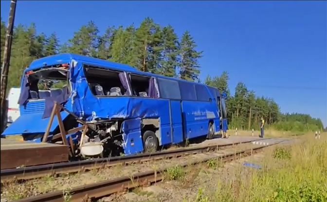 Следком назвал причину смертельного ДТП между автобусом и поездом в Ленобласти