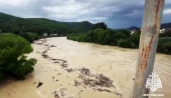 Сочи опять смывает, так еще и смерчи норовят на берег выйти