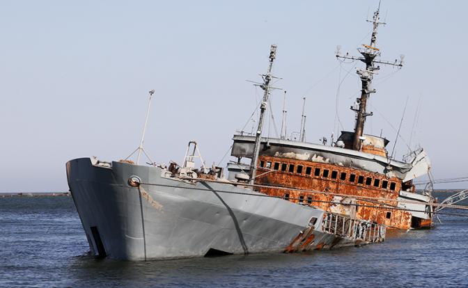 На фото: затопленное судно ВМС Украины.
