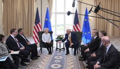 Европа в отношениях с Трампом пытается сохранить побитое лицо