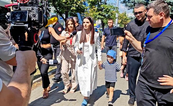 На фото: глава Гагаузии Евгения Гуцул (в центре), обвиняемая в мошенническом управлении избирательными фондами, у здания Районного суда Кишинева.