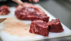 Россиянам объяснили, почему нельзя размораживать мясо в воде