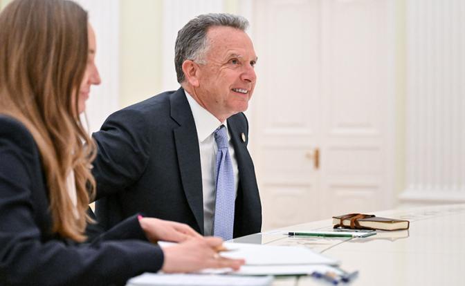 На фото: специальный посланник президента США Стивен Уиткофф во время встречи с президентом РФ Владимиром Путиным