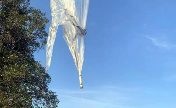 На фото: объект, похожий на метеозонд, около башкирского села