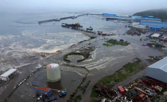 На фото: вид сверху на подтопление в результате землетрясения и цунами