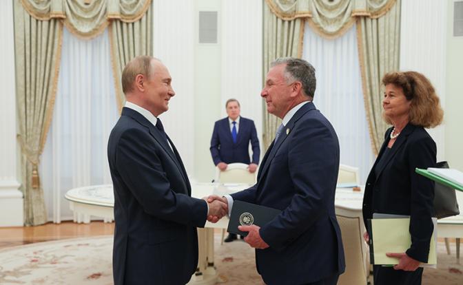 На фото: президент РФ Владимир Путин и спецпосланник президента США Стивен Уиткофф (слева направо) во время встречи в Кремле