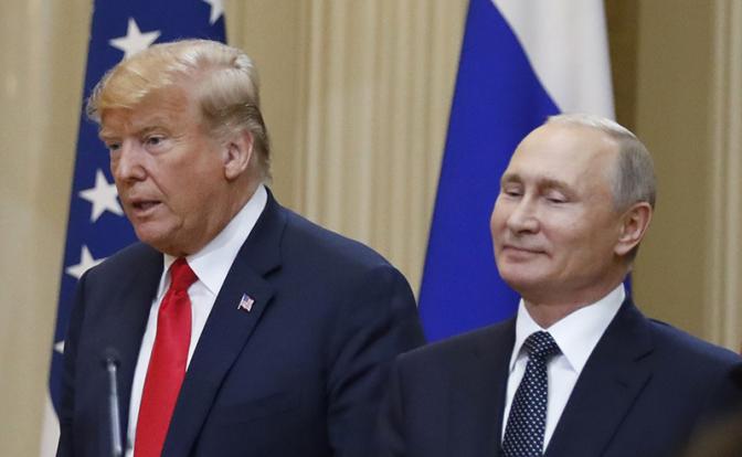 На фото: президент РФ Владимир Путин и президент США Дональд Трамп(справа налево). Архивное фото.