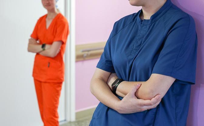 Что происходит? «Успехи» есть, деньги есть, министерства есть, а лечить и учить в стране некому