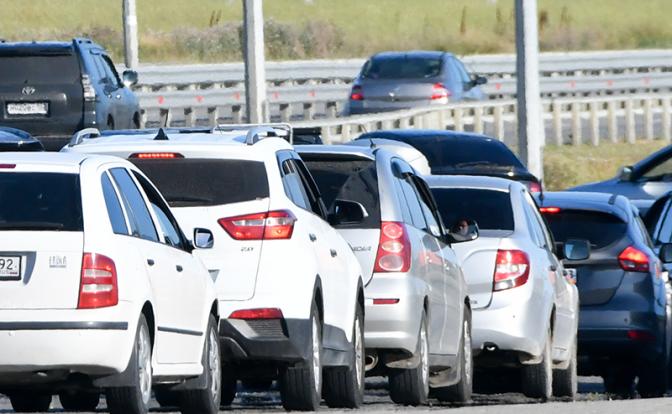 Очереди на Крымском мосту достигли 3,5 тысячи машин: водители ждут по 5 часов