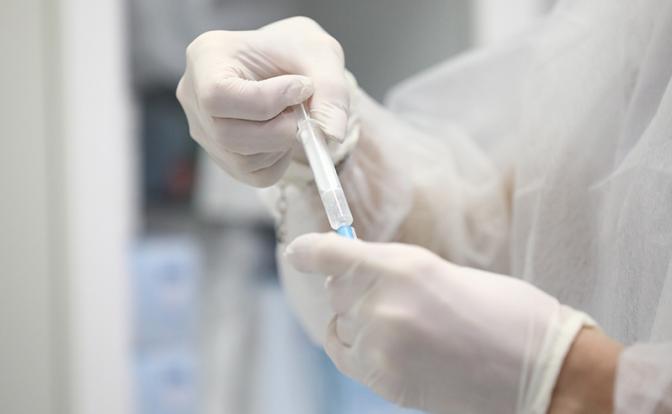 Стало известно, когда первые пациенты могут начать получать вакцину от рака