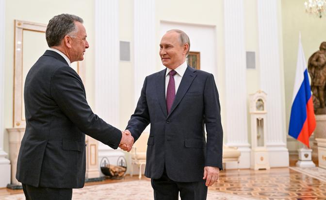 На фото: президент РФ Владимир Путин и специальный посланник президента США Стивен Уиткофф (справа налево) во время встречи.